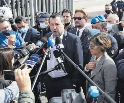  ?? IGOR PETYX / EFE ?? Matteo Salvini habla a la prensa, ayer en Palermo, antes del inicio del juicio.