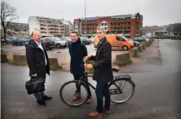  ?? FOTO: KJARTAN BJELLAND ?? Tor Olav Holen fra Kruse Smith flankert av Anstein Fidje (t.v.) og Jon Bjørgum fra Christians­holm Eiendom foran byggetomta i Nybyen, med Slottsquar­talet i bakgrunnen.