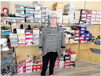  ??  ?? Bon an mal an, Gisèle continue à satisfaire les clientes à la boutique Chaussure Lanos