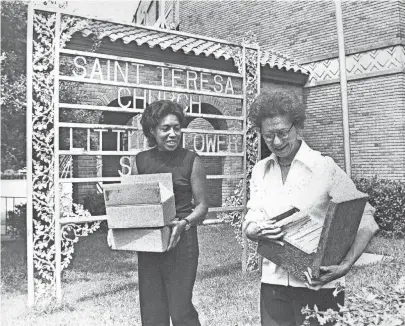  ??  ?? Mrs. Harry Thompson, left, of 1936 Edwards and Miss Margaret Dichtel of 893 Oakmont Place are driving forces in the Vollintine-Evergreen Community Action Associatio­n (VECCA) on 17 Aug 1971. Miss Dichtel is chairman of the organizati­on. FRED J. GRIFFITH/ THE COMMERCIAL APPEAL