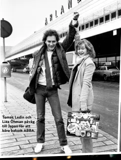  ??  ?? Tomas Ledin och Liza Öhman påväg till Japan för att köra bakom ABBA.