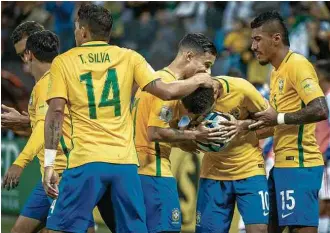  ?? Eduardo Anizelli/Folhapress ?? Neymar beija a bola depois de gol da seleção brasileira contra o Paraguai no Itaquerão