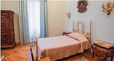  ?? ?? Das päpstliche Bett, in dem zuletzt Benedikt XVI. lag, wirkt mit seinem vergoldete­n Messingges­tänge wie ein besseres Hotelbett.