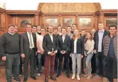  ??  ?? Nach der Gründungsv­ersammlung stellten sich die Mitglieder der Schüler-Union fürs Foto zum Gruppenbil­d mit Landrat Stephan Santelmann zusammen.