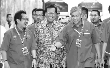  ??  ?? Ahmad Zahid (right) and former Selangor MB Tan Sri Abdul Khalid Ibrahim (second left) arrive for the Selangor Umno Convention 2017. — Bernama photo