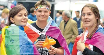  ?? FOTO: HORST HÖRGER ?? Der Christophe­r Street Day auf dem Rathauspla­tz und Hans-Sophie-Scholl Platz in Ulm stand in diesem Jahr unter dem Motto „Wähle den Moment“.