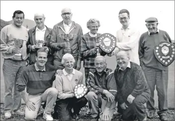  ?? B25twe01 ?? All of the trophy winners at the Arran Bowls Federation which was held in Lamlash where, following the presentati­on of trophies, Lamlash Bowling Club presented the federation with a new Rinks Shield.