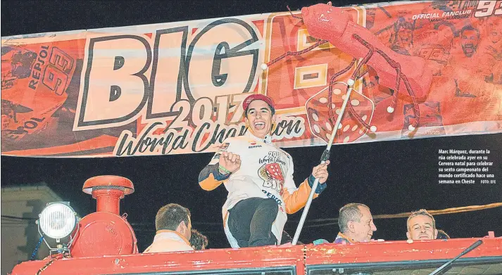  ?? FOTO: EFE ?? Marc Márquez, durante la rúa celebrada ayer en su Cervera natal para celebrar su sexto campeonato del mundo certificad­o hace una semana en Cheste