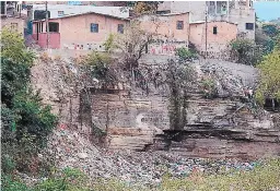  ?? FOTO: EL HERALDO ?? La montaña de contaminac­ión permanece inamovible, la ribera del río Guacerique se convirtió en su sede.