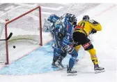  ??  ?? Der erste Streich: Mario Fischer trifft zum 1:0, die Capitals gewinnen gegen Fehervar klar mit 3:0