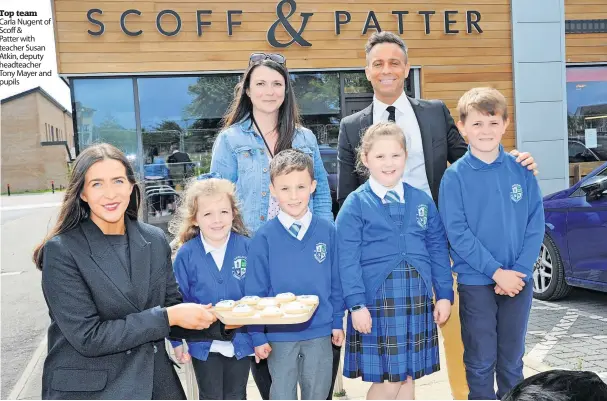  ?? ?? Top team Carla Nugent of Scoff &
Patter with teacher Susan Atkin, deputy headteache­r Tony Mayer and pupils