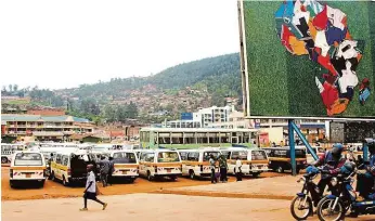  ?? FOTO MARTIN RYCHLÍK ?? Vykročeno do budoucnost­i. Takto vypadalo roku 2009 autobusové nádraží v Kigali, odkud Rwanďané vyráželi do okolních zemí – Ugandy, Keni či Konga. Dnes patří genocidou stižená Rwanda ke „štikám“střední Afriky.