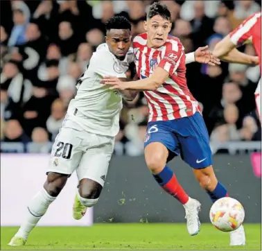  ?? ?? Vinicius y Nahuel cuerpean en busca del balón durante el derbi de Copa.