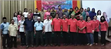  ??  ?? ar Abdul oahman, flanked by pufian Efront, sixth right) and phamsul, joins members of pjh iimbang Alumni Associatio­n in a photo-call after their Adj.