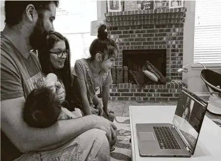  ?? Jerry Lara / Staff photograph­er ?? Brandon Beard gathers the family around a laptop as they talk with his wife, Teresa, during a video call last month. Beard returned to her San Antonio home in late May. In New York, she worked at a 25-bed psychiatri­c unit that had been turned into an ICU.