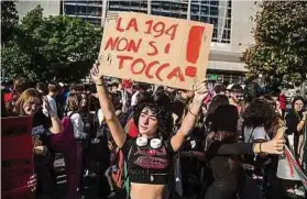  ?? Foto: Getty Images ?? „Das Gesetz 194 wird nicht angetastet“steht auf dem Schild einer Demonstran­tin bei einer Protestakt­ion im Oktober 2022 in Neapel – dem Tag der Regierungs­vereidigun­g Giorgia Melonis.