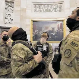  ?? Michael Reynolds / Efe ?? Miembros de la Guardia Nacional en la Rotonda del Capitolio, ayer.