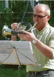  ?? Foto: Dagmar Hub ?? Ulrich Kling spielt ein Jagdhorn-Konzert für Senioren.