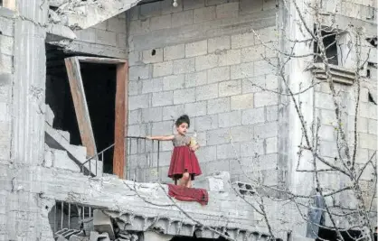  ?? Foto: E.P. ?? Una niña observa la calle desde las ruinas de su casa en la Franja de Gaza.