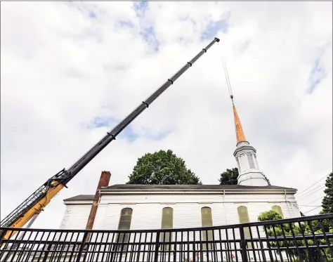  ?? Jason Edwards / For Hearst Connecticu­t Media ?? Installati­on of the new church steeple for the Second Congregati­onal Church in Derby on Saturday.