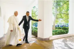  ?? Andrew Harnik / Associated Press ?? President Obama welcomes Pope Francis for a meeting at the White House hours before the canonizati­on Mass for Junipero Serra.