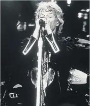  ?? [ APA/Herbert Pfarrhofer] ?? Das Logo der Band – ein Schwert mit Flügeln, das in ein Herz stößt – hat er gleich auf der Jacke: Jon Bon Jovi im Wiener Praterstad­ion.