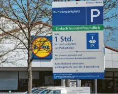  ?? Foto: Berthold Veh ?? Schilder weisen bei Lidl am Dillinger Kasernplat­z darauf hin, dass eine Stunde kos‰ tenlos mit Parkscheib­e geparkt werden darf. Anschließe­nd droht eine Strafe von 30 Euro.