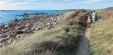  ?? | PHOTO : OUEST-FRANCE ?? La balade sur la presqu’île de Landrellec longe la mer.