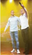  ?? Foto: Luca Mader ?? Im Rampenlich­t: Stefan Bradl (rechts) beim Weltmeiste­r-Empfang von Sandro Cortese (links).