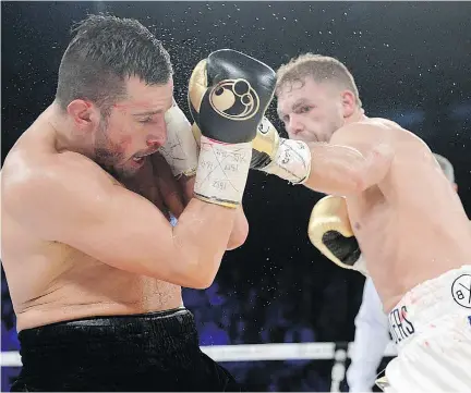  ?? RYAN REMIORZ/THE CANADIAN PRESS ?? David Lemieux defends as Billy Joe Saunders jabs during WBO middleweig­ht title-fight action in Laval on Saturday.