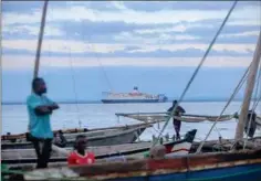  ??  ?? Fiskere venter ved havnen Paquiteque­te naer Pemba den
29. marts. Sejlbåde forventes at ankomme med folk flygtet fra Palma og halvøen Afungi efter et blodigt angreb den 24. marts begået af vaebnede militante islamister.
Foto: Alfredo Zuniga/AFP