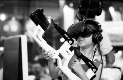  ?? LIU MEI / FOR CHINA DAILY ?? A boy plays a virtual reality game at the eighth China Internatio­nal Animation Copyright Fair.