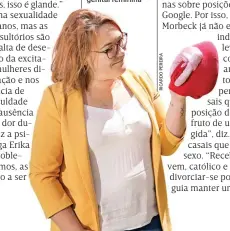  ??  ?? A fisioterap­euta Soraia Coelho com a vagina de peluche com que ensina a anatomia genital feminina