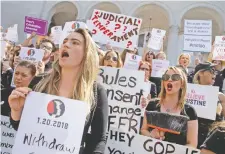  ??  ?? Mujeres estadounid­enses protestaro­n ayer en Los Ángeles contra Brett Kavanaugh, nominado para ocupar un lugar en el Tribunal Supremo.