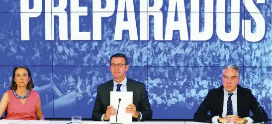  ?? EFE ?? El líder del PP, Alberto Núñez Feijóo, ayer en el Comité Ejecutivo del partido con Gamarra y Bendodo
