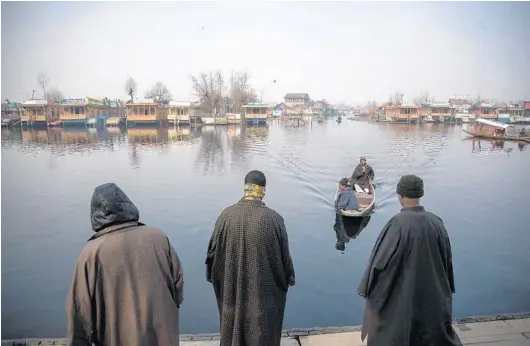  ?? SHOWKAT NANDA/THE NEW YORK TIMES PHOTOS ?? Boat owners at Dal Lake in December in Kashmir, a popular tourist destinatio­n in Srinagar, India.