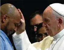  ??  ?? Eine Szene aus der Dokumentat­ion „Papst Franziskus – Ein Mann seines Wortes“. Foto: Universal Pictures/dpa