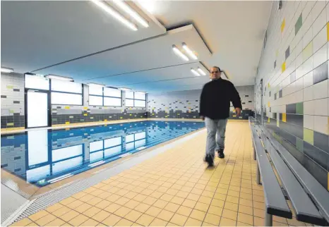  ?? FOTO: SZ-ARCHIV/KÄSTLE ?? Das Lehrschwim­mbecken in der Talschule musste vom Rektor genauso gesperrt werden wie die Turnhalle. Der Grund: Unhaltbare hygienisch­e Zustände durch die schlechte Arbeit der Reinigungs­firma.