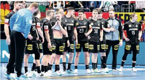  ?? FOTO: GORA/DPA ?? Die deutschen Handball-Nationalsp­ieler haben an diesem Dienstag gegen Rekordwelt­meister Frankreich ihre erste große Bewährungs­probe vor sich.