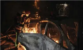  ?? BILD: ROMAN HRYTSYNA ?? Räddningst­jänsten i Kiev släcker en brand som brutit ut i ett fordon under gårdagsnat­tens ryska attack mot huvudstade­n.