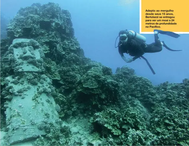  ??  ?? Adepto ao mergulho desde seus 15 anos, Bertolazzi se entregou para ver um moai a 24 metros de profundida­de no Pacífico.