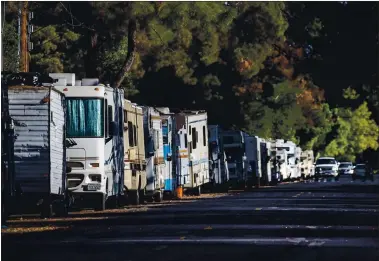  ?? KARL MONDON — STAFF ARCHIVES ?? Recreation­al vehicles are parked in early November in a homeless community along Crisanto Avenue in Mountain View.