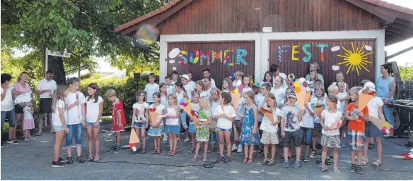  ?? FOTO: CHRISTINE EHMANN ?? Das Sommerfest ist neben der Fasnet ein Höhepunkt an der Eduard-Mörike-Schule – in diesem Jahr bei richtigem Festwetter.