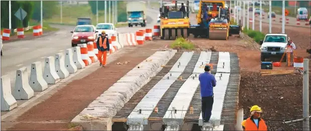  ?? ?? OBRA PÚBLICA “Bajar los gastos de vialidad nacional mejorando los planes de obras no es lo mismo que reducir gastos suspendien­do la inversión”, asegura la especialis­ta.