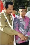  ?? CHUSNUL CAHYADI/JAWA POS ?? SEHAT DAN ASRI: Lingkungan Smaneken yang hijau dan teduh. Syafaaul Anam bersama Wabup Moh. Qosim (foto atas).