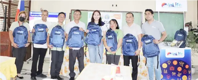  ?? PHOTOGRAPH COURTESY OF INSULAR FOUNDATION ?? INSULAR Foundation Program Manager Tere Melad (fifth from left) presents the foundation’s assistance to Rizaldy Cristo, Public School District Supervisor of Tanay (second from right) and representa­tives from beneficiar­y schools (from left) Shiela Marie Cauad of Sto. Nino Integrated School; Ramil Desuyo, principal, Cuyambay Elementary School; Leoncio Soriano III, principal, Magata-Manggahan Elementary School; Romero Ramiro, principal, Nayon-Kinabuan Elementary School; and Analiza Patena, principal of Mamuyao Elementary School. Joining them is Gino Lascano of solar company Solariva (rightmost).