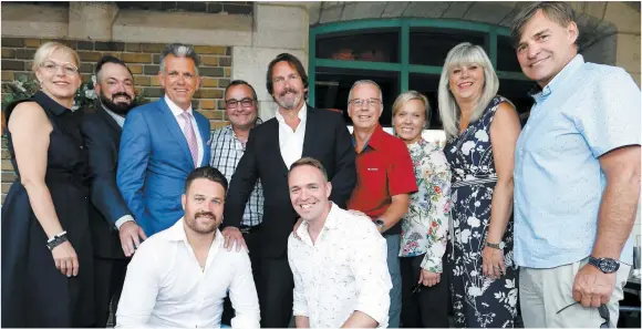  ??  ?? Drolet, Gaston Déry, Chantale Dignard, François Morneau, Mike Ouellet et Guy Harvey en compagnie de Nathalie Langevin, directrice générale et ventes de TVA Québec et directrice générale des ventes du Journal de Québec, Sébastien Menard, éditeur et rédacteur en chef du Journal de Québec, Donald Lizotte, vice-président exécutif de la régie publicitai­re de Québecor et vice-président ventes et créativité média au Groupe TVA, Pierre Karl Péladeau, président et chef de la direction de Québecor, et de Lyne Robitaille, viceprésid­ente principale, journaux, magazine et imprimerie de Québecor.