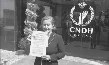  ??  ?? Eva Cadena, diputada local por Veracruz, presentó ayer ante la Comisión Nacional de los Derechos Humanos (CNDH) una queja por violacione­s a sus garantías fundamenta­les. Argumentó que se le sigue un proceso simultáneo por los mismos hechos y...