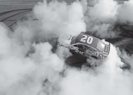  ?? Jonathan Ferrey, Getty Images ?? Matt Kenseth celebrates with a burnout Sunday after winning the NASCAR playoff race at Phoenix Internatio­nal Raceway in Avondale, Ariz. He passed Chase Elliott with 10 laps left, denying Elliott the final berth in next weekend’s championsh­ip race at...