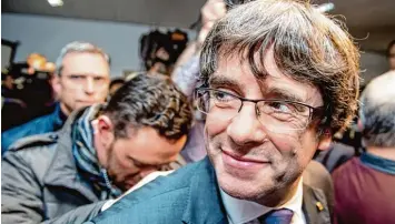  ?? Foto: imago ?? Wo Katalonien­s Ex Regierungs­chef Carles Puigdemont in Brüssel auftaucht, ist er umringt von Journalist­en.